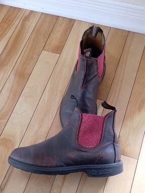 Blundstone Women's Brown Leather Chukka Boots with Red Elastic Panels